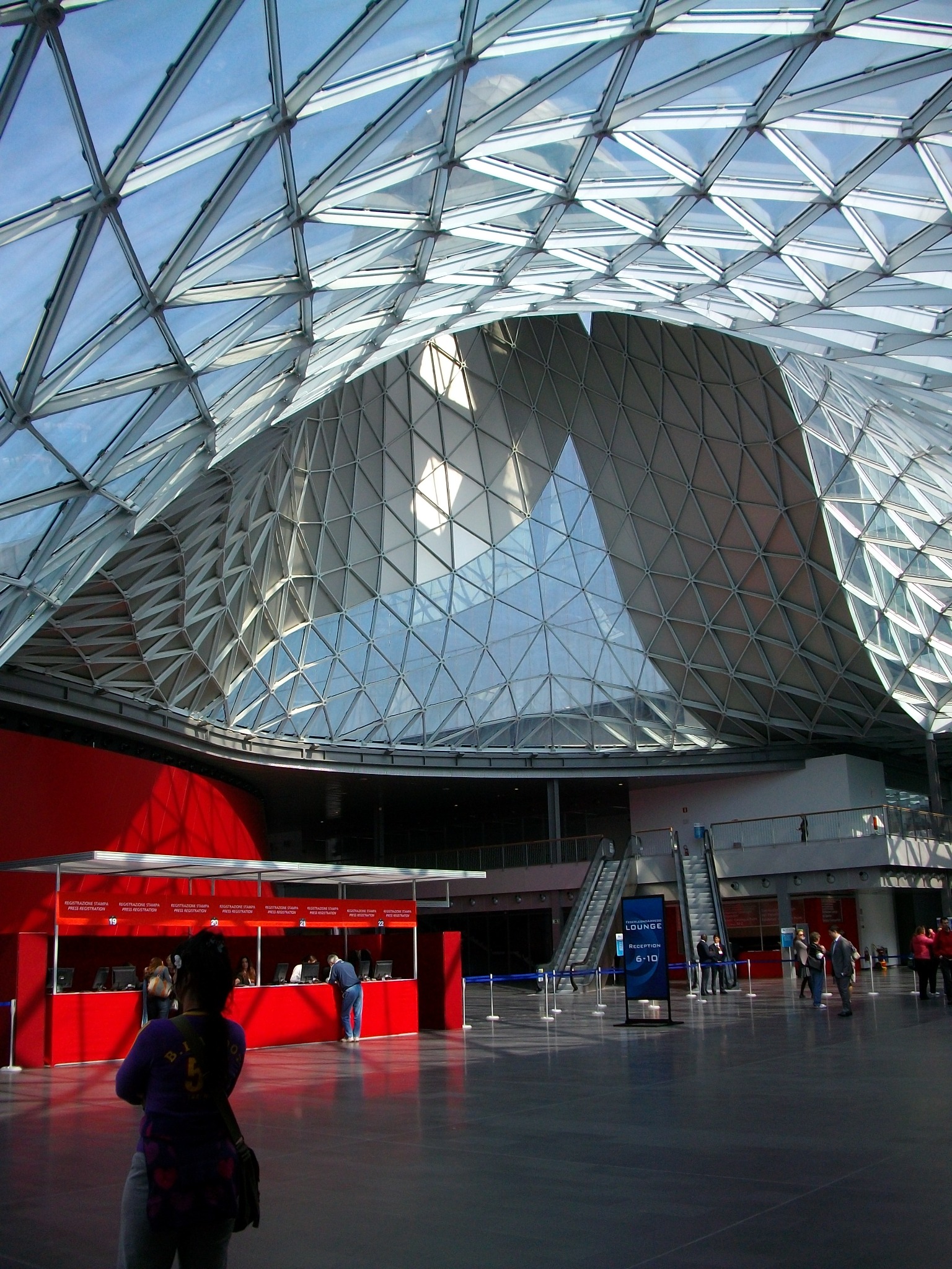 Spazio interno di Fieramilano, tra architetture, passaggi e persone in movimento