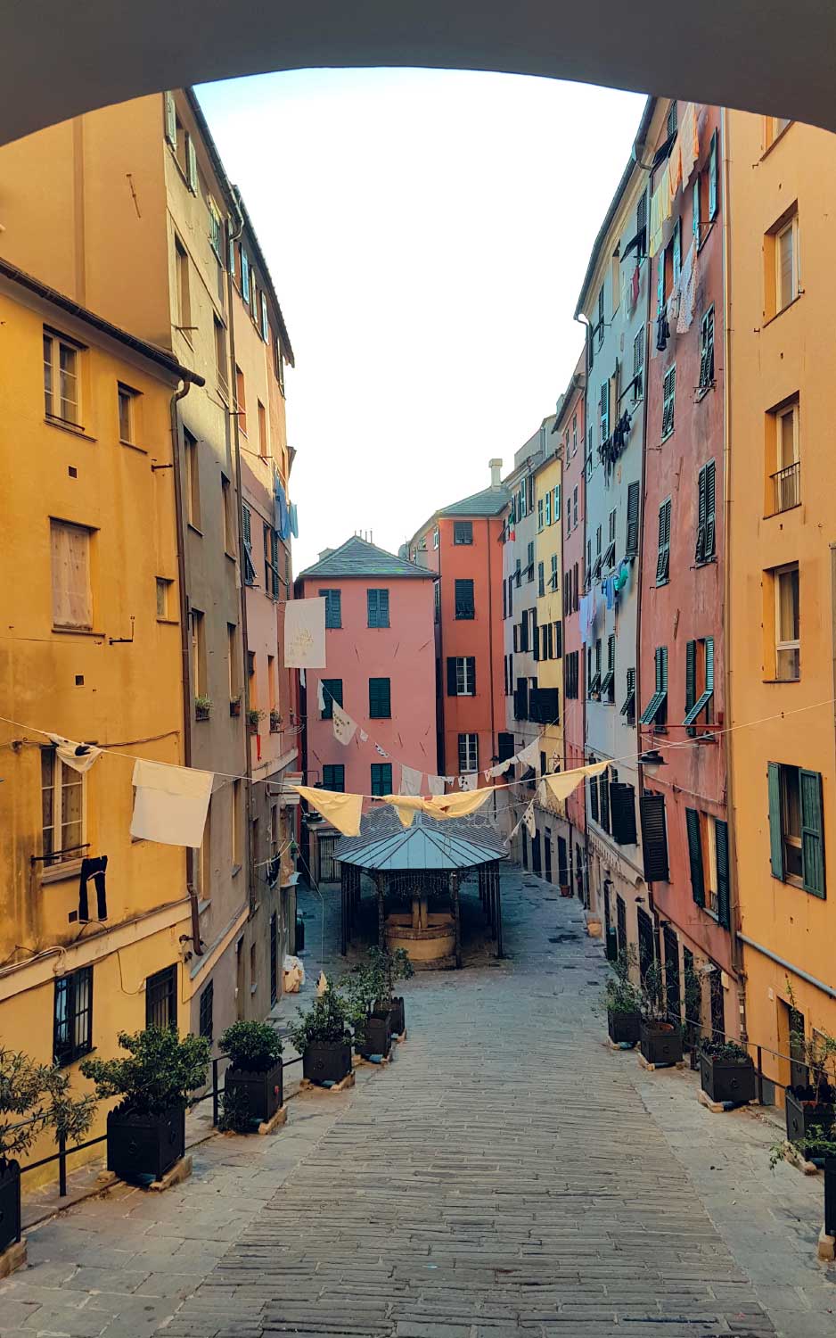 Vicoli di Genova, tra case colorate, panni stesi e pietra